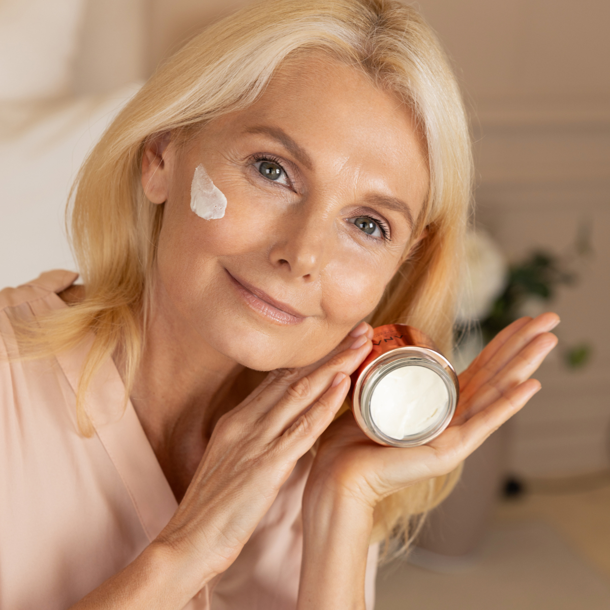 Reife Haut ab 50: Tipps und Produkte für strahlende Haut!